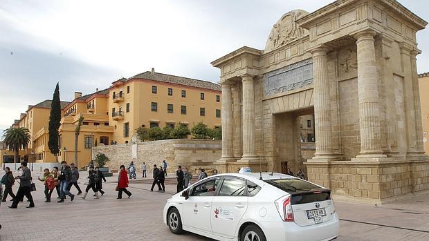 Un vehículo de transporte público en la Puerta del Puente