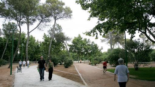 Paseantes por la zona verde situada en el mismo casco urbano