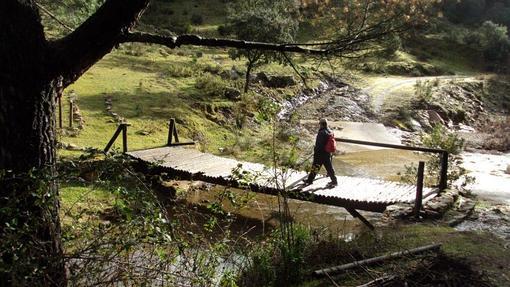 Un senderista cruza un puente en el Parque Narural de Hornachuelos