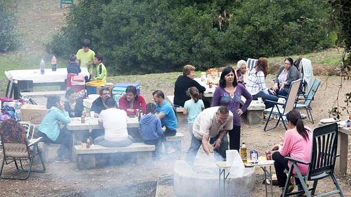 Familias disfrutan de un día de convivencia en el parque periurbano