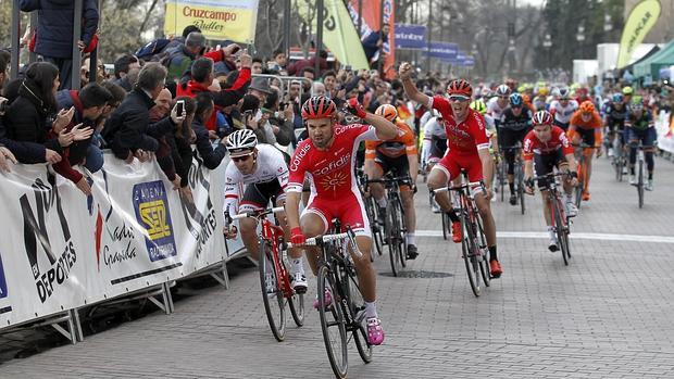 Nacer Bouhanni, Cofidis, celebra el triunfo en Córdoba