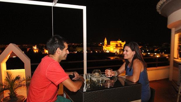 Una pareja pasa una velada veraniega en la terraza de un hotel con vistas a la Mezquita-Catedral