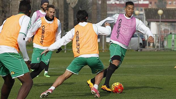 Eddy Silvestre conduce el balón y será, posiblemente, novedad en la alineación