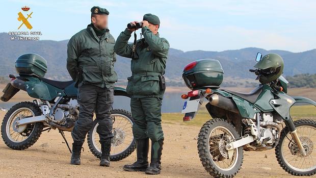 Una pareja de la Guardia Civil en un operativo de control y vigilancia en el campo