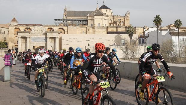 Los «bikers» toman la salida neutralizada en la Mezquita-Catedral en Córdoba