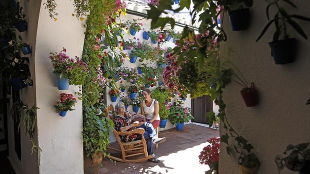 Dos cuidadoras de patios en el festival cordobés de mayo