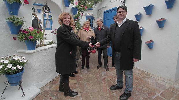 Pedro García y Alba Doblas, en el patio de la calle Trueque, 4