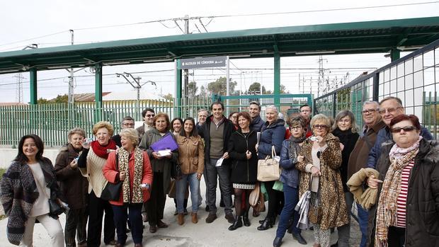 Nieto, junto a miembros de la Plataforma Metrotrén