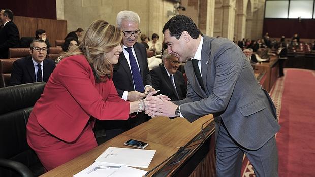 El líder del PP andaluz, Juanma Moreno, saludando a Susana Díaz