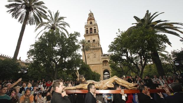 El vía crucis de la Caridad, también por carrera oficial