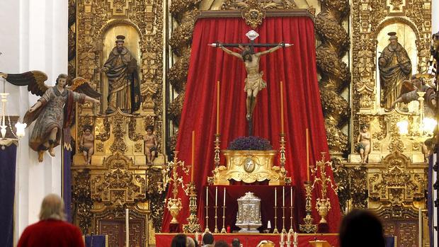 Altar con el Santo Cristo de la Salud