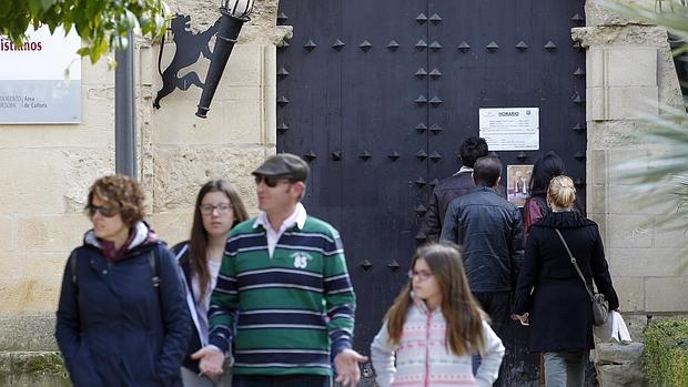 Visitantes sin poder entrar un lunes en el Alcázar por estar cerrado