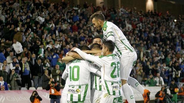 Los jugadores del Córdoba celebran un gol