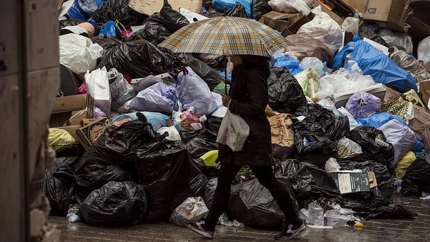 Toneladas de basura saturan las calles de Málaga tras una semana de huelga en Limasa