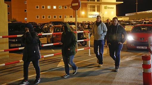 Trabajadores de Limasa tras la reunión sobre la huelga