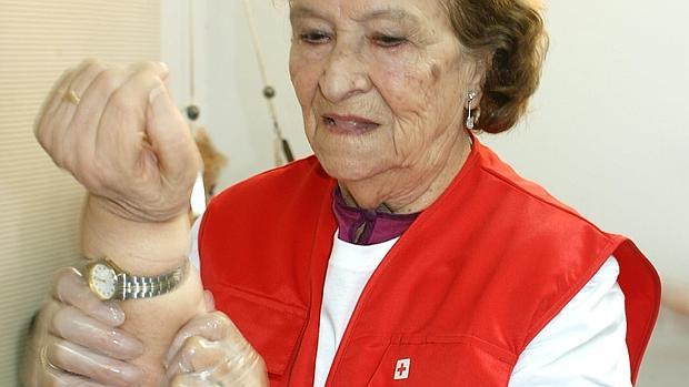 Concha Herrera dando un masaje en el centro de mayores de Cruz Roja Córdoba