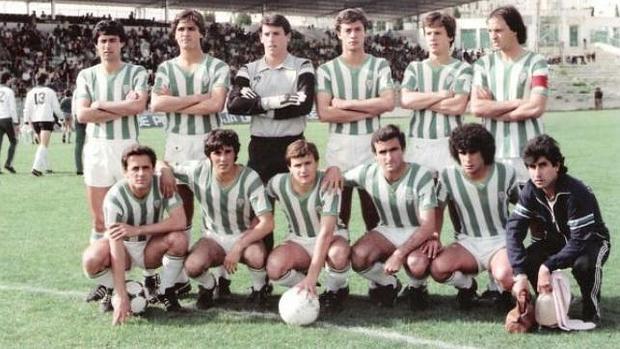 López Colodrero, con la mano sobre el balón, debutó con 17 años y 165 días en 1977