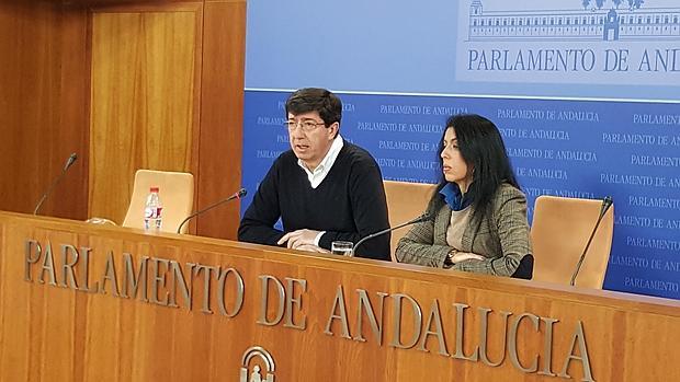 Juan Marín y Marta Bosquet en una rueda de prensa en el Parlamento andaluz