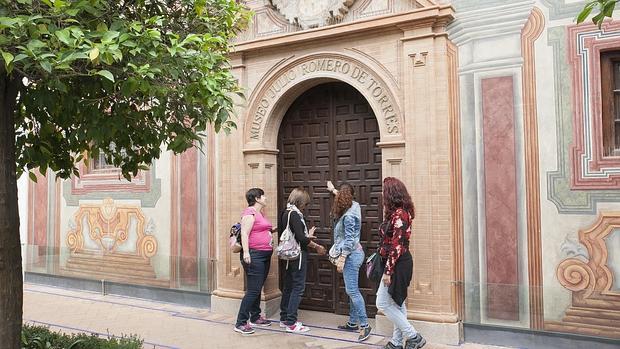 Turistas, ante la puerta cerrada del Museo Julio Romero de Torres una tarde del Puente de la Hispanidad