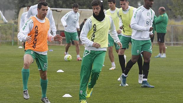 Carlos Caballero, con peto naranja, en un entrenamiento del Córdoba CF