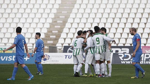 Los jugadores del Córdoba B celebran un gol en El Arcángel