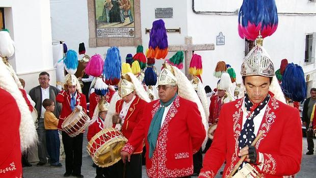 Un grupo de «judías» coliblancos en la Semana Santa de Baena