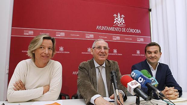 Isabel Albas, José Luis Vilches y Marcial Gómez, en una rueda de prensa en el Ayuntamiento