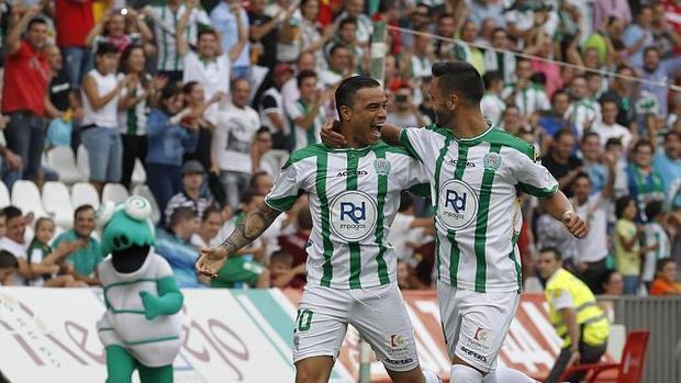 De Tomás y Florin celebran un gol