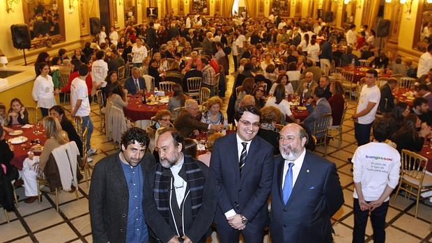 Organizadores y políticos en el Salón Liceo