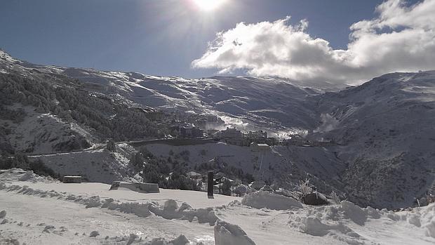 Un montañero herido grave tras caer desde 50 metros en Sierra Nevada