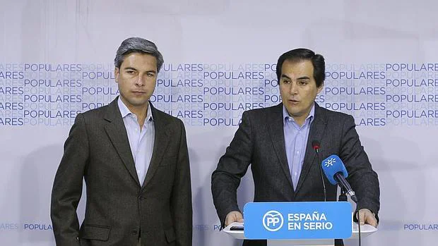 Los populares Andrés Lorite y José Antonio Nieto, en la sede del PP en Córdoba.