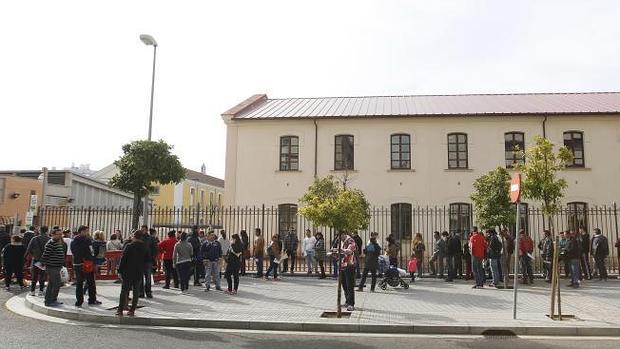 Interesados en formar parte de la bolsa de trabajo esperan su turno, este martes en la sede de la entidad