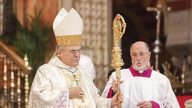 El obispo durante una misa en la Catedral