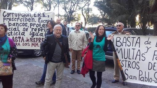 Los concentrados en apoyo a Cristina Honorato, con ella a la derecha