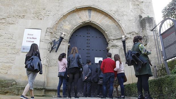 Turistas ante un Alcázar cerrado en un lunes festivo