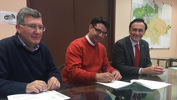 Firma del acuerdo entre el edil de Urbanismo y el rector de la UCO