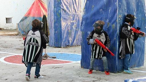 Niños en plena acción en Player Factory Paintball