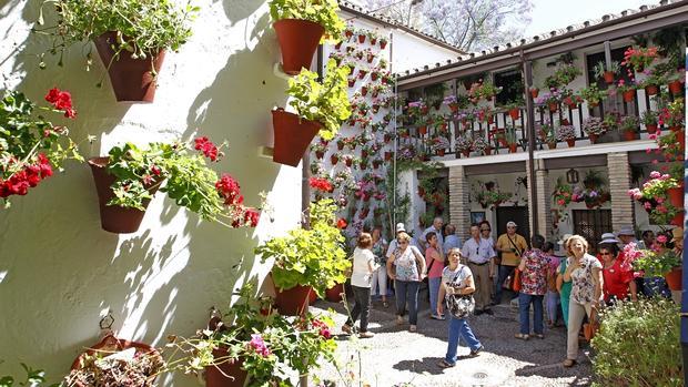 Visitantes en un patio de San Basilio