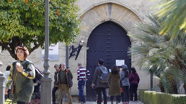 Turistas ante el Alcázar, cerrado el lunes 29 de febrero, festivo en Andalucía