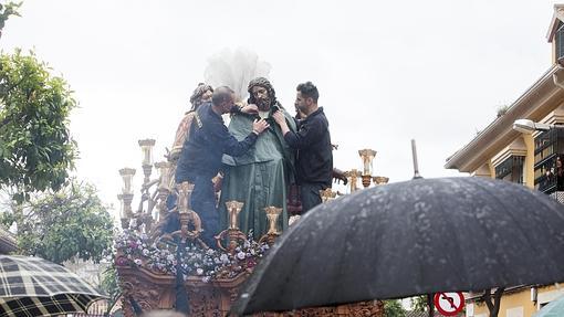 Momento en el que colocan el plástico al Silencio