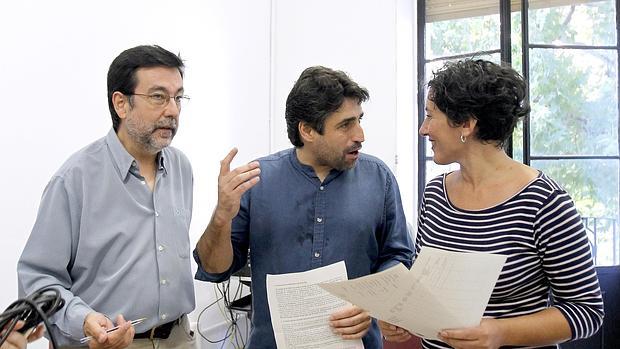 Rafael del Castillo, en el centro, durante un acto reciente de la Oficina de la Vivienda