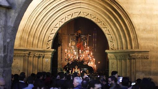 Cristo del Remedio de Ánimas tras la puerta de San Lorenzo