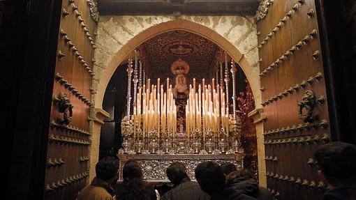 La Virgen de Gracia y Amparo en su templo tras suspender su cortejo