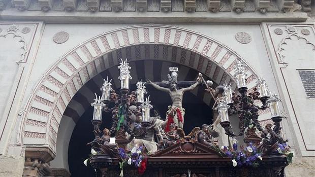 El Señor de la Agonía sale de la Catedral