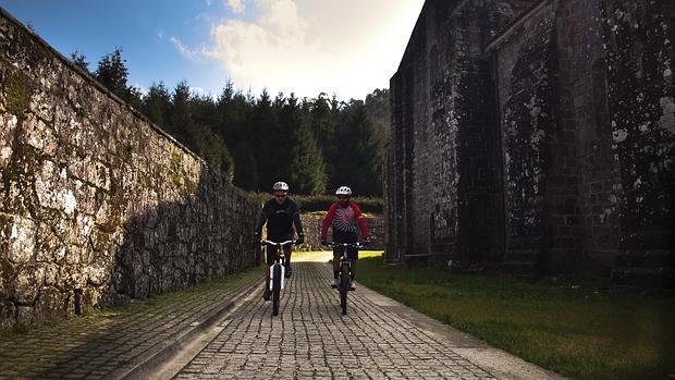 Dos cicloturistas, en una prueba