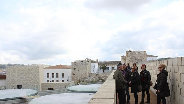 Turistas en la pasarela de la torre de las Arqueras de Baena