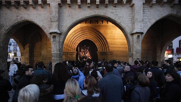 Fieles en la puerta de San Lorenzo