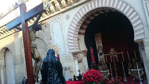 El Cristo de la Caridad ante el altar de la Puerta de las Palmas, en la Catedral