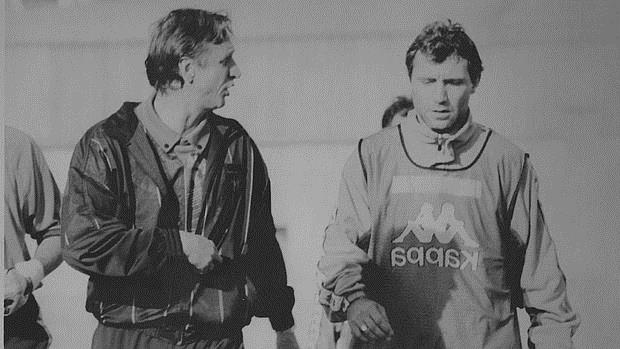 Johan Cruff junto a Stoichkov, en 1994, año que inauguró el estadio El Arcángel