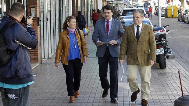 Laura Ruiz, junto a José María Bellido y Salvador Fuentes